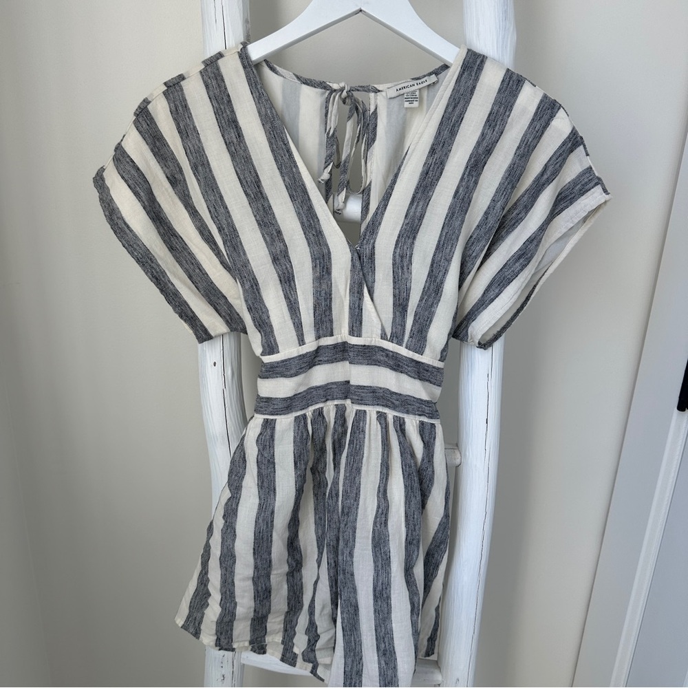 American Eagle Outfitters Gray and White Tie Back Short Sleeve Jumpsuit w Pocket